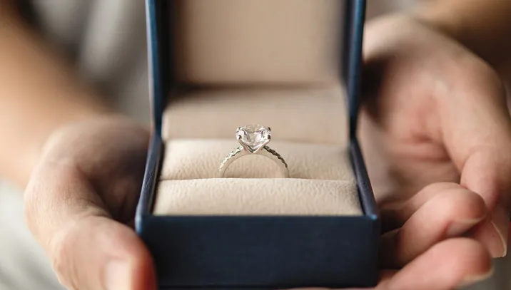 Nhẫn cưới: Nên đặt hay mua sẵn?