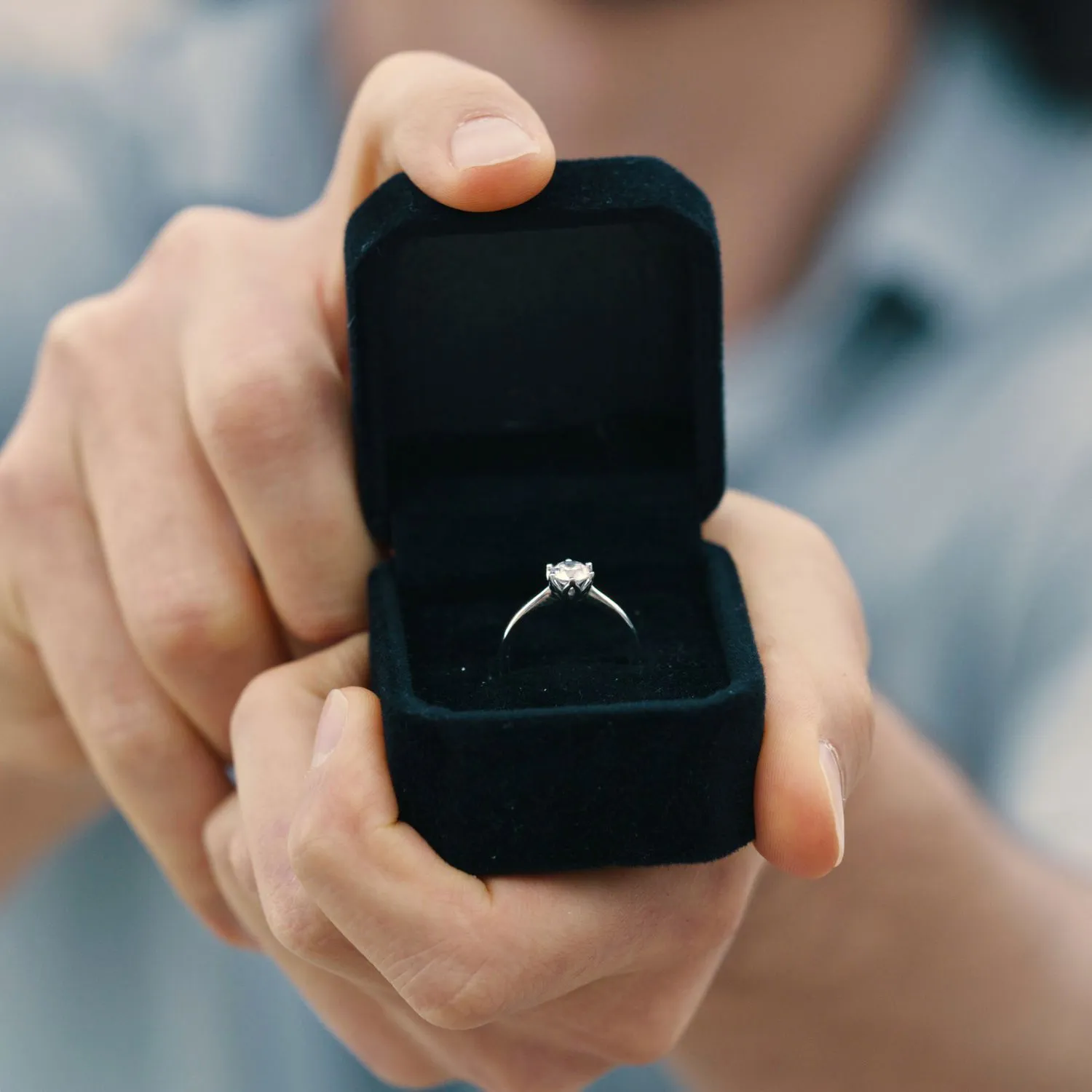 Nên mua nhẫn cưới kim cương tự nhiên hay không?