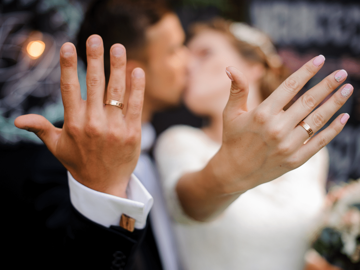 &Yacute; NGHĨA CỦA NHẪN CƯỚI TRONG H&Ocirc;N NH&Acirc;N V&Agrave; HƯỚNG DẪN BẠN C&Aacute;CH ĐEO NHẪN CƯỚI  Đ&Uacute;NG C&Aacute;CH CHO Đ&Ocirc;I TRẺ