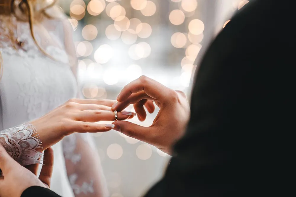 Nhẫn cầu hôn đeo ngón nào cho đúng? Ý nghĩa của vị trí đeo nhẫn đính hôn
