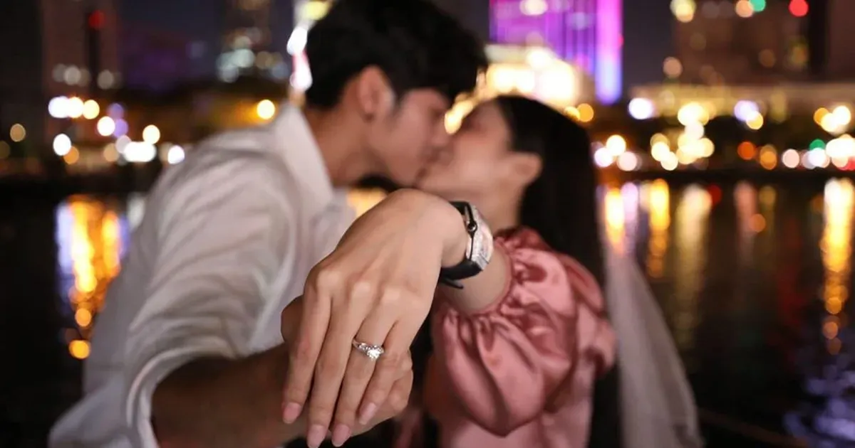 trao nhẫn cầu hôn